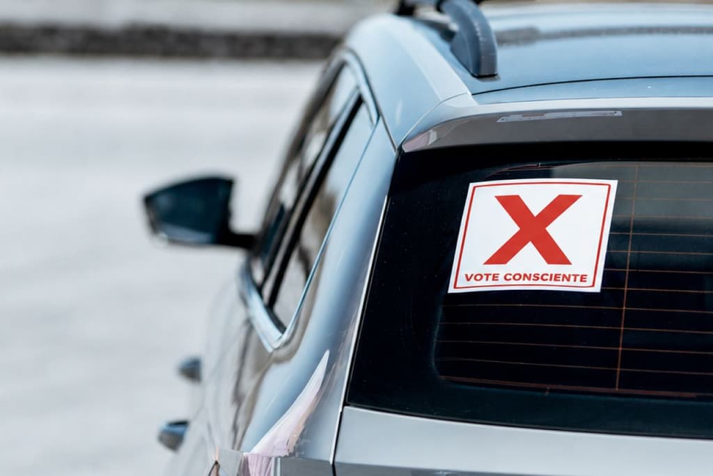 Sabia que adesivo eleitoral no carro pode fazer você perder o seguro?
