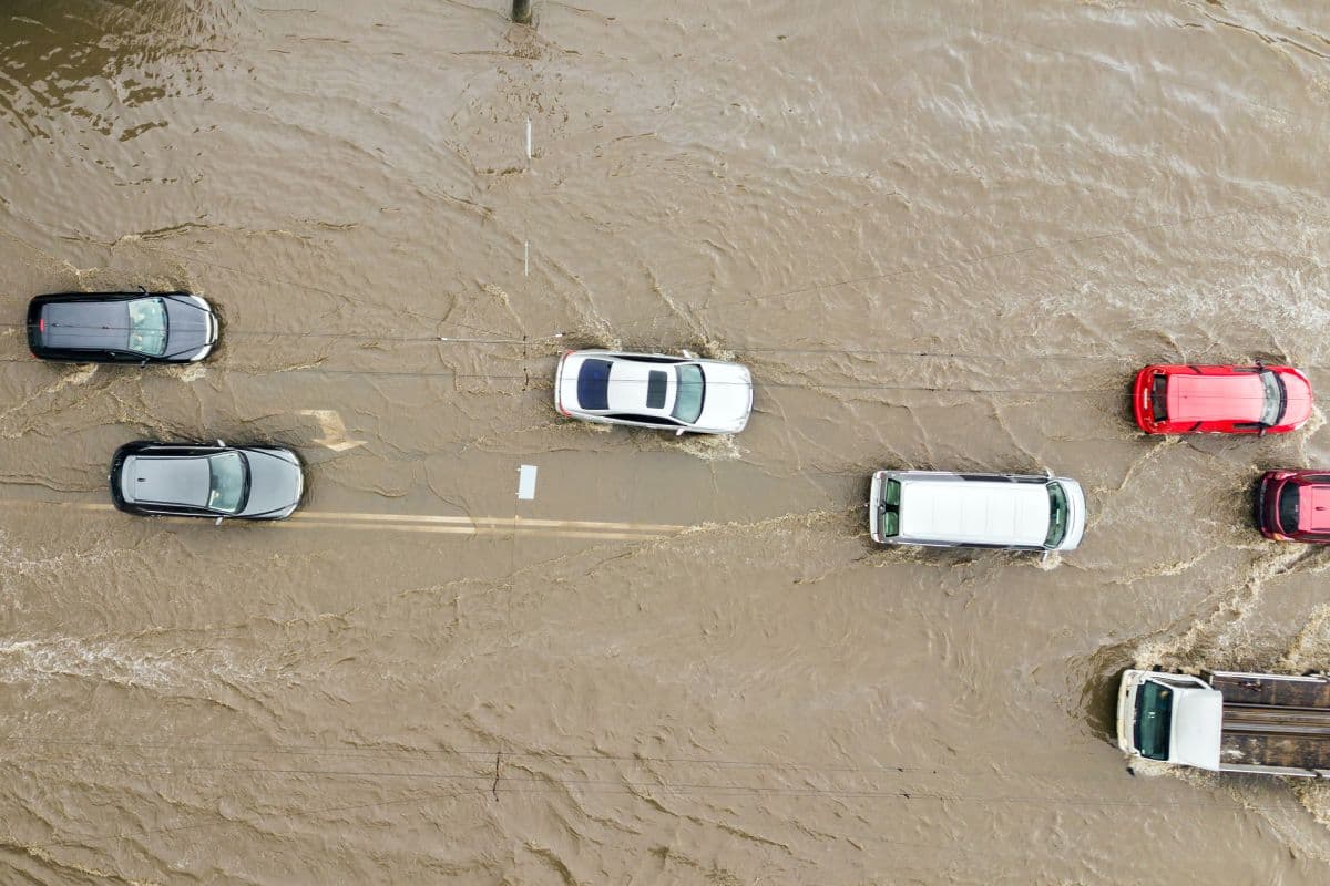 Como dirigir em alagamentos sem colocar o carro (e você) em risco