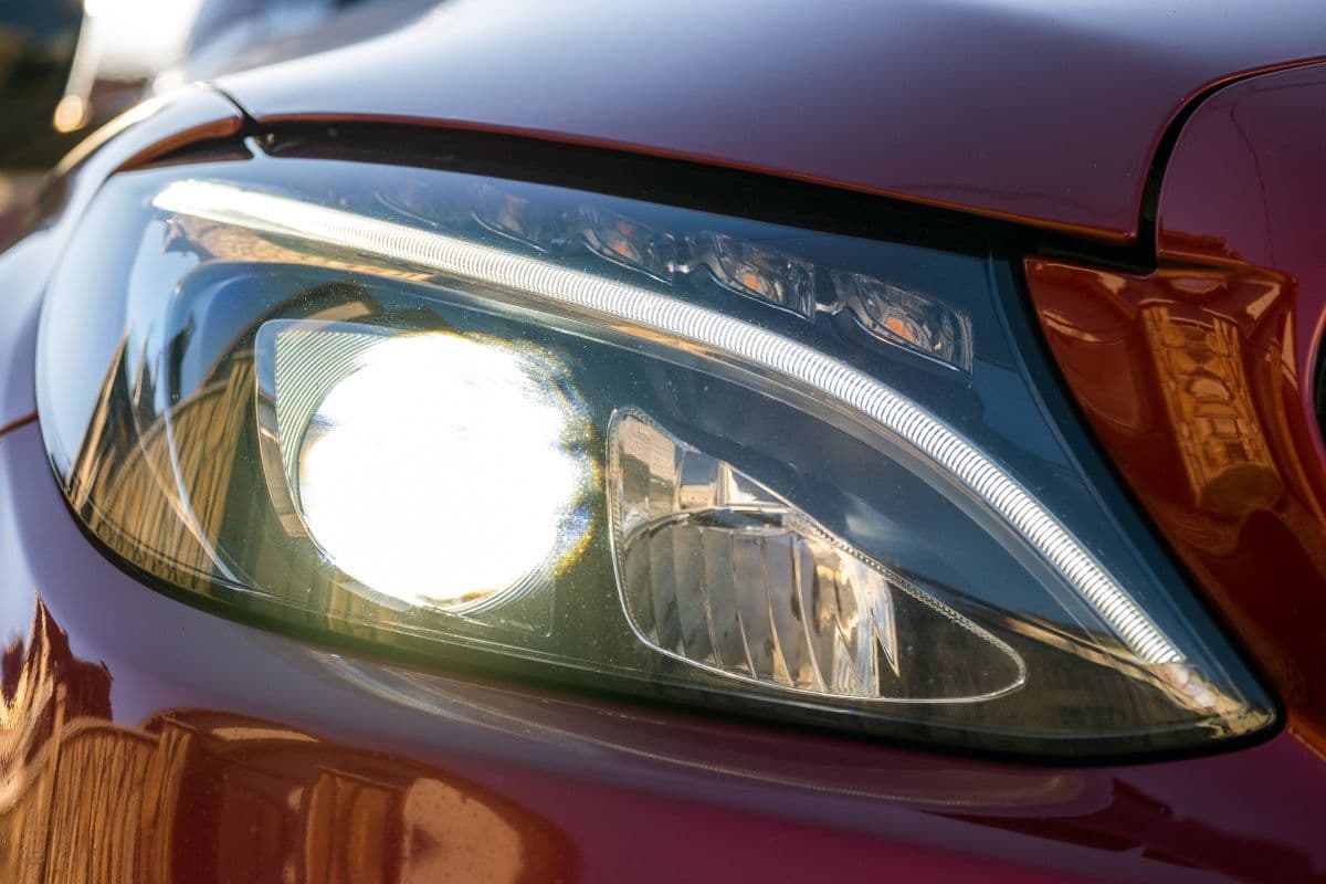 Lei de trânsito proíbe farol de led? Entenda a regra em 2026 e o que pode mudar