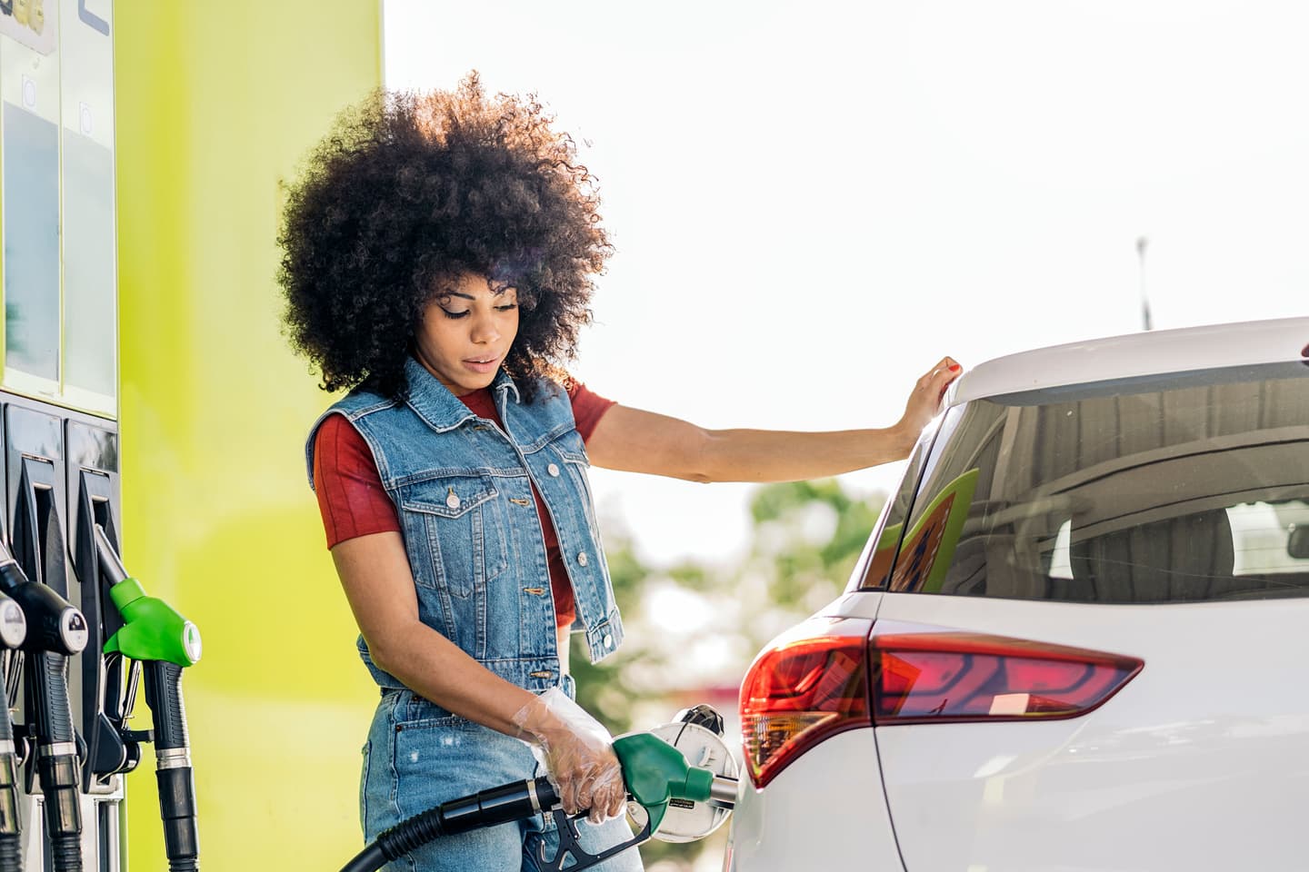 Compensa mais álcool ou gasolina em 2026? Guia completo para decidir antes de abastecer