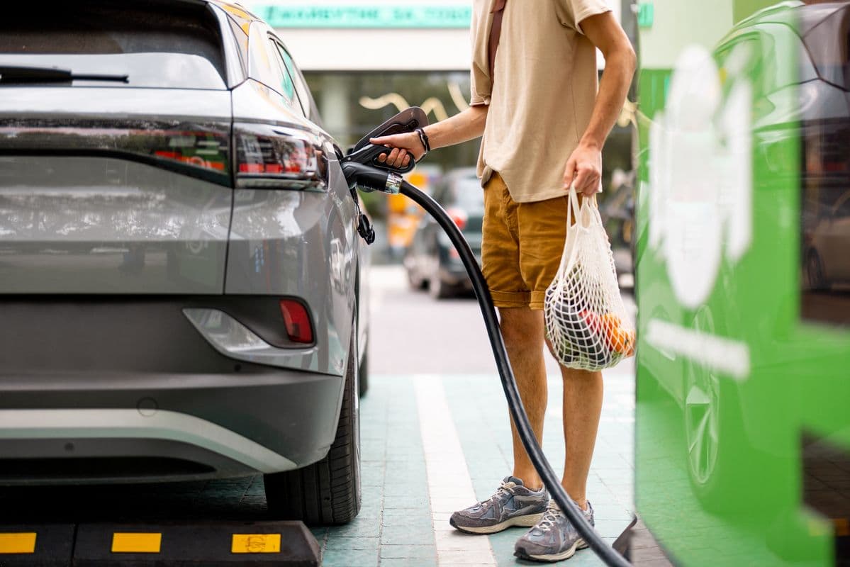 Um novo carregador por hora: rede para carros elétricos dispara no Brasil 