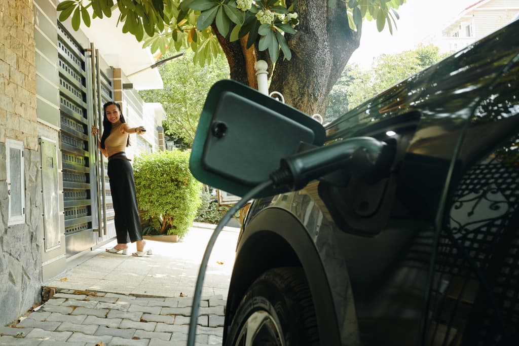 Carro plug-in pode carregar em tomada normal? Veja as vantagens e desvantagens