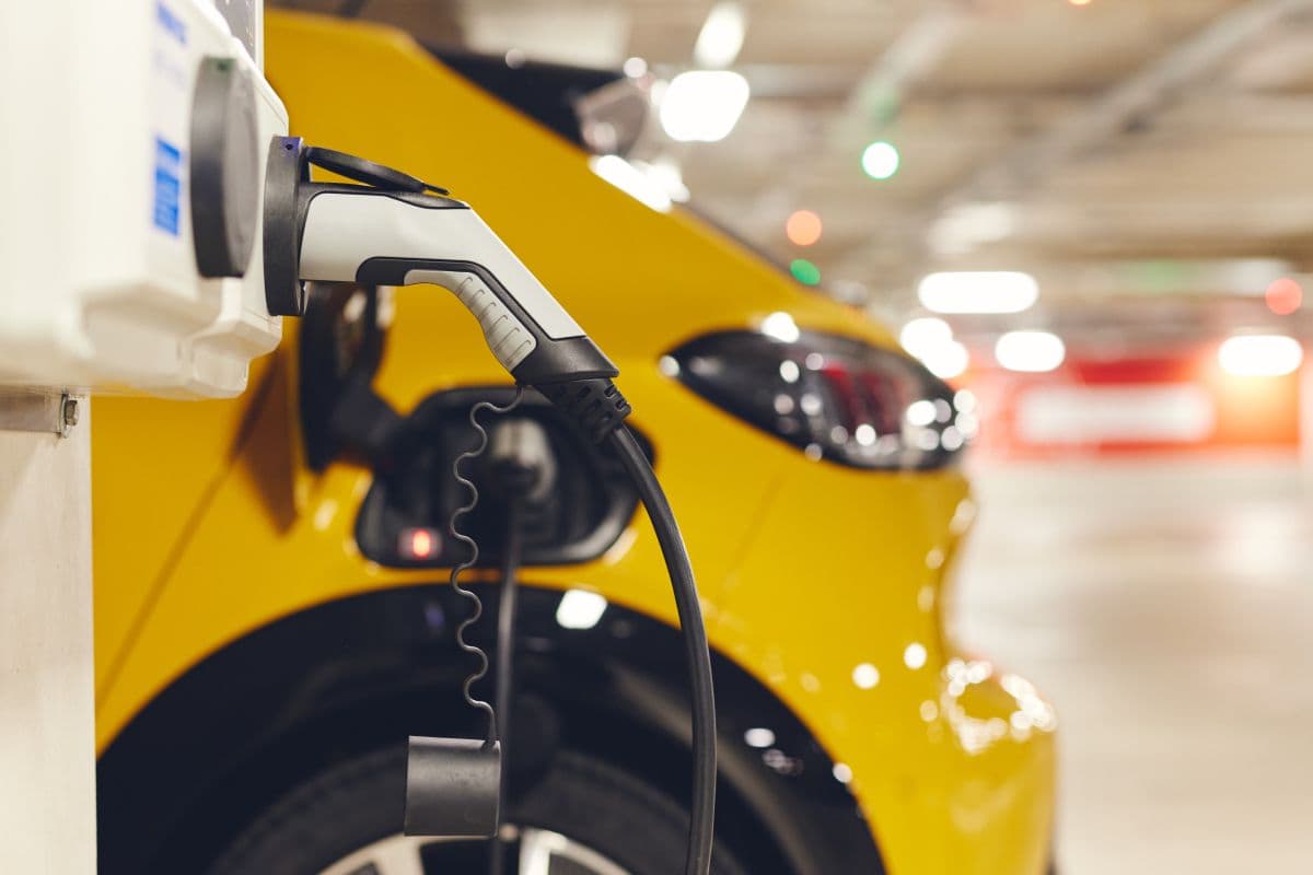 Comprar carro elétrico sem carregador em casa vale a pena?