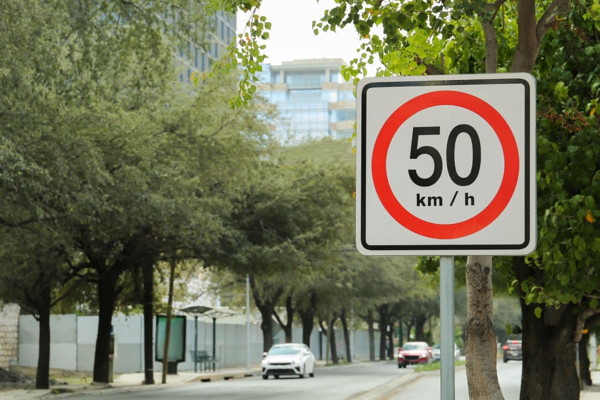 Por que cada via tem um limite de velocidade diferente?