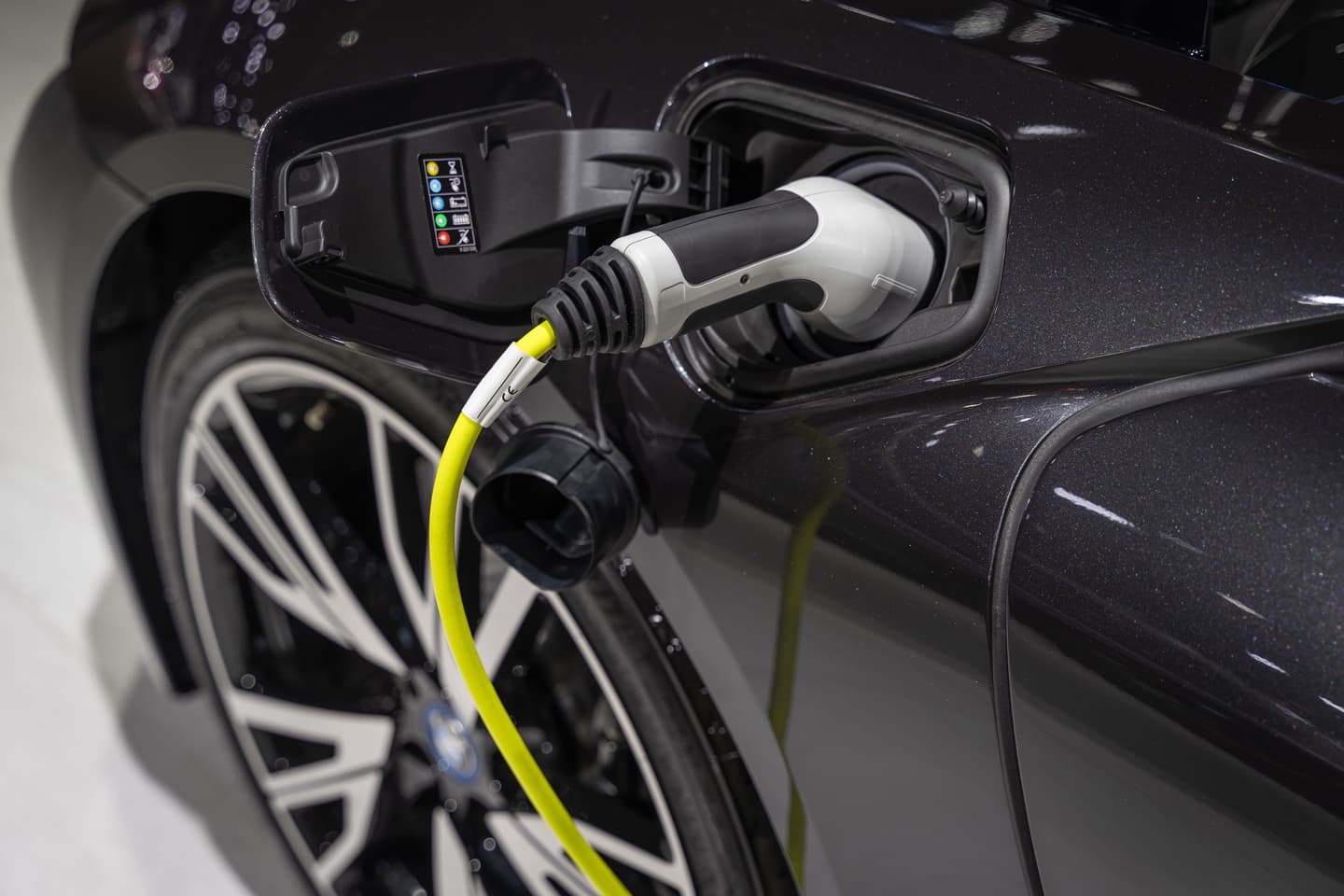 Novas regras para carregador de carro elétrico: entenda as mudanças