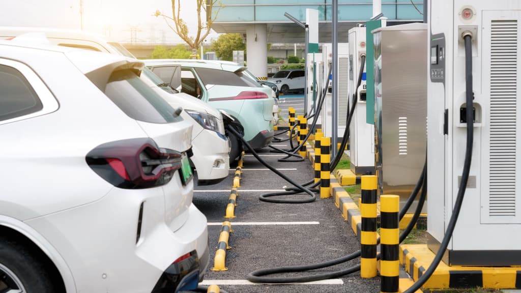 Híbrido Plug-In: como funciona, diferenças, vantagens e modelos no Brasil