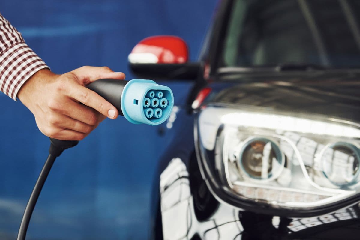 O que significam as siglas de carros elétricos e híbridos? 
