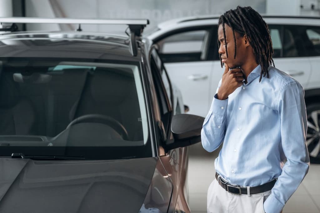 Vale a pena comprar um carro zero km ou um seminovo com menos de 10 km rodados?