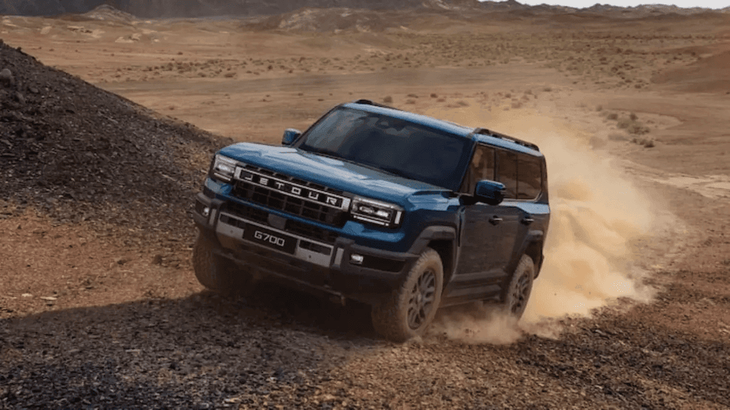 Jetour G700 2026 combina até 904 cv e proposta off-road em testes no Brasil