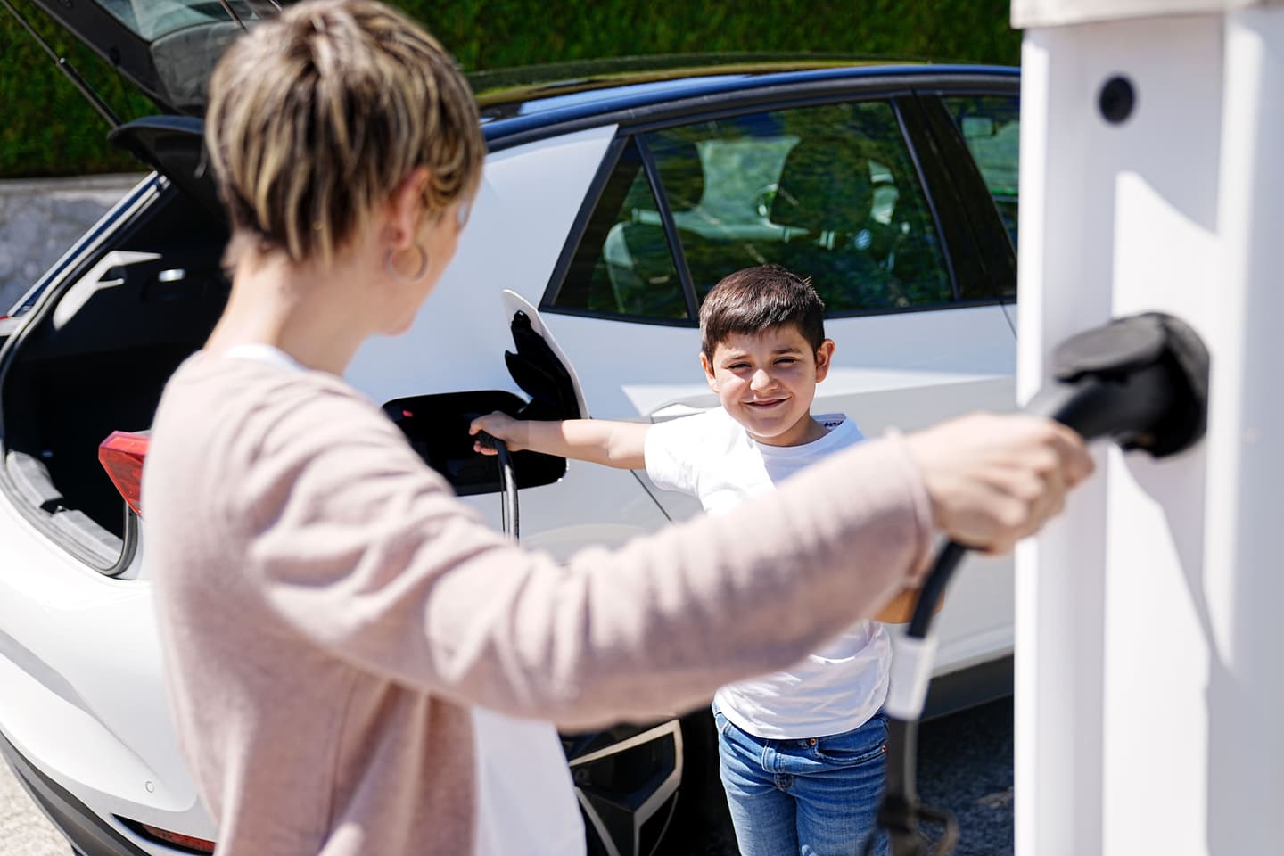 Por que o seguro de carro elétrico ainda custa mais? Veja como as seguradoras calculam