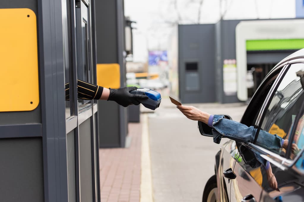 Pequenas paradas que atrasam viagens curtas de carro (e quase ninguém percebe)