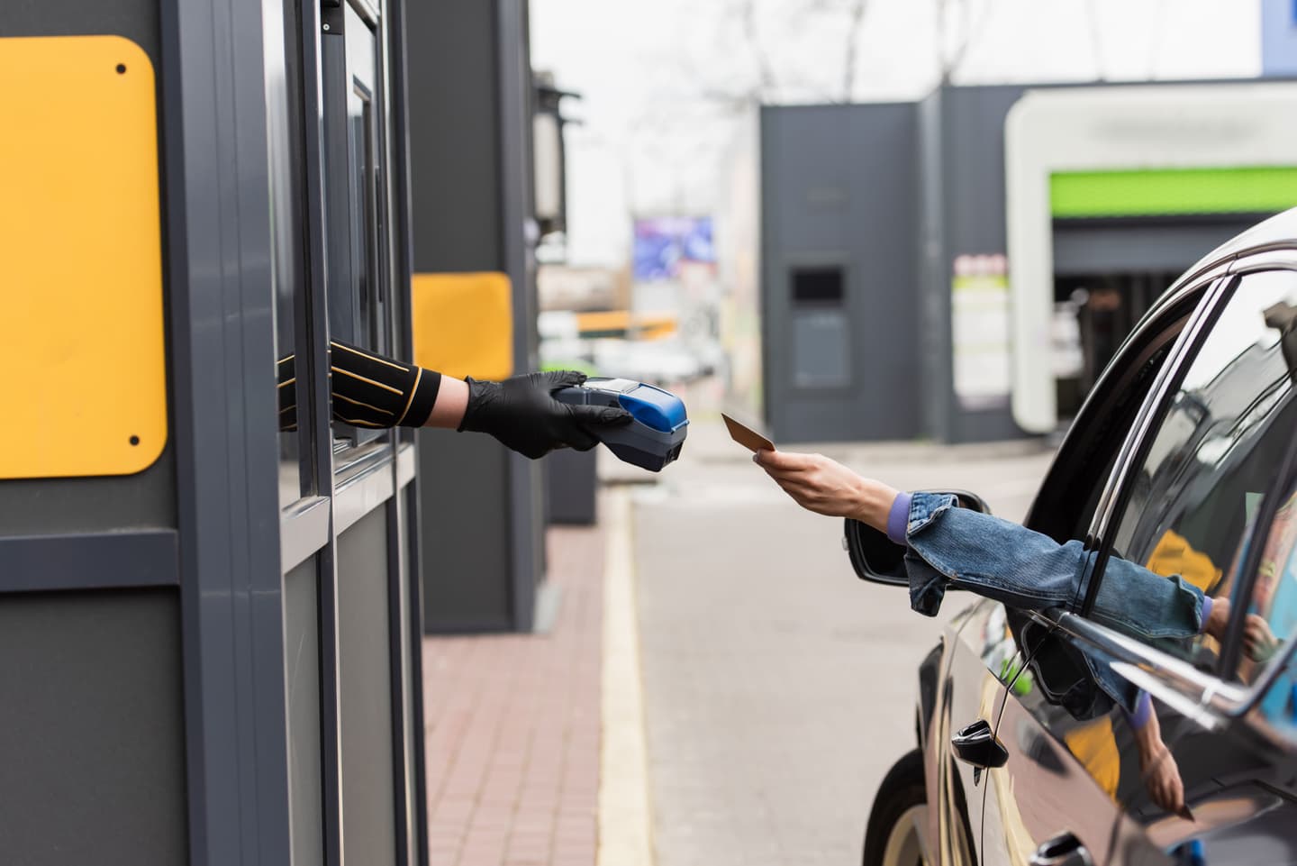 Pequenas paradas que atrasam viagens curtas de carro (e quase ninguém percebe)